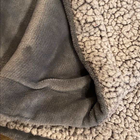 Gray fleece teddy bear Sherpa soft thick throw blanket - Picture 2 of 2